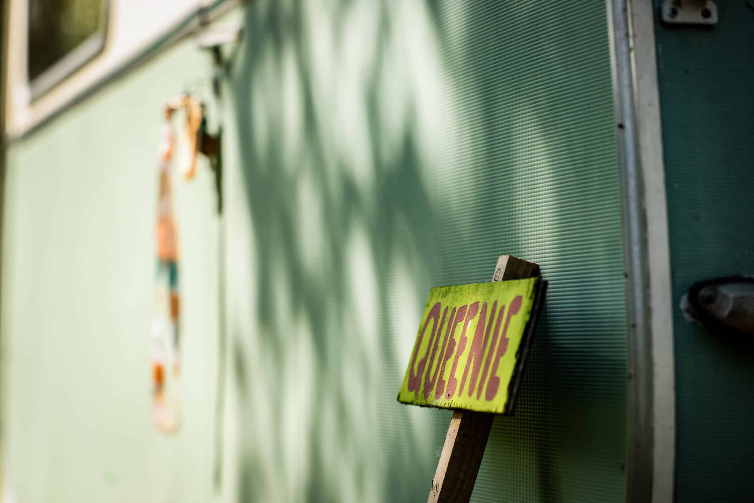 Queenie avec ses clefs sur la porte